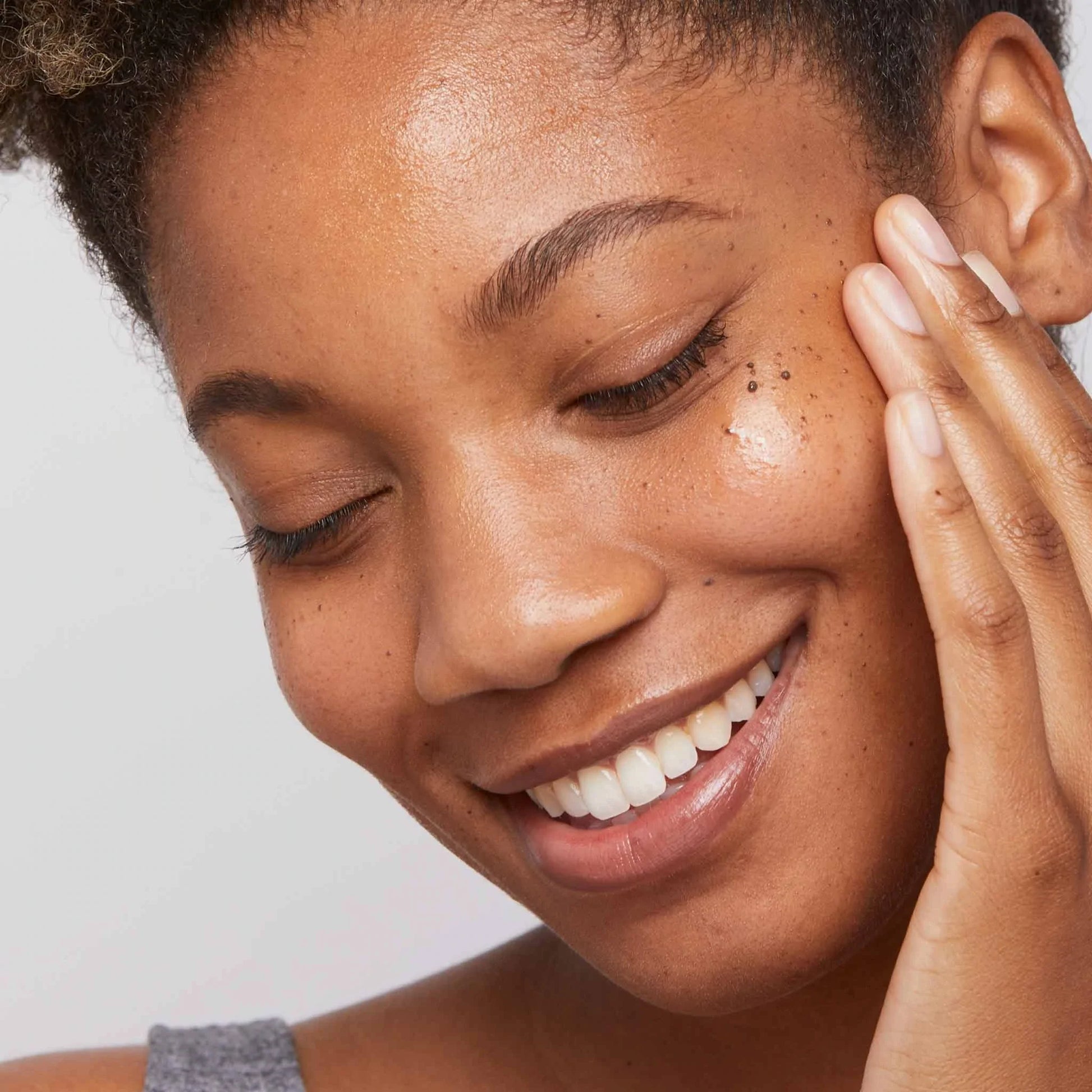 Exfoliates and reduces unbalanced pigmentation. Reduces the appearance of fine lines and wrinkles